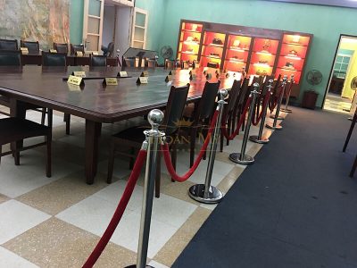 Cột chắn inox trắng dây trùng 4 cot chan inox trang day trung 2